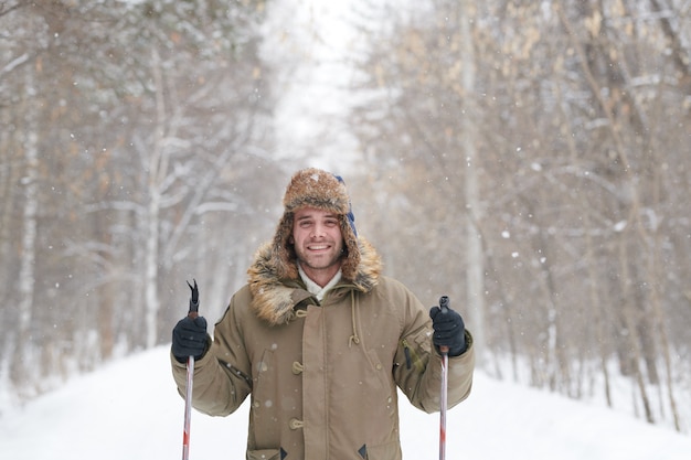 Heureux jeune homme ski