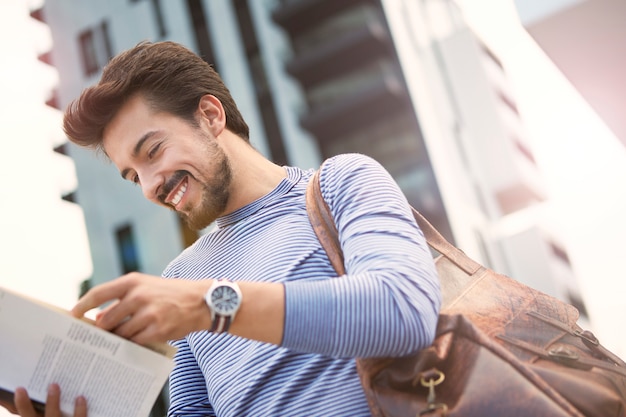 Heureux jeune homme souriant