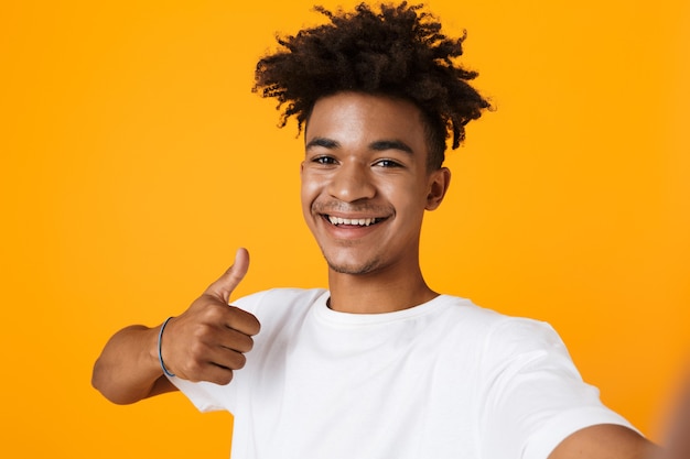 Heureux jeune homme en t-shirt debout