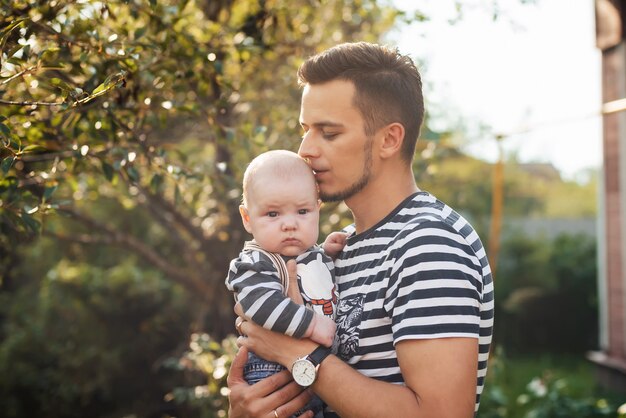 Heureux jeune papa caucasien avec garçon fils nouveau-né