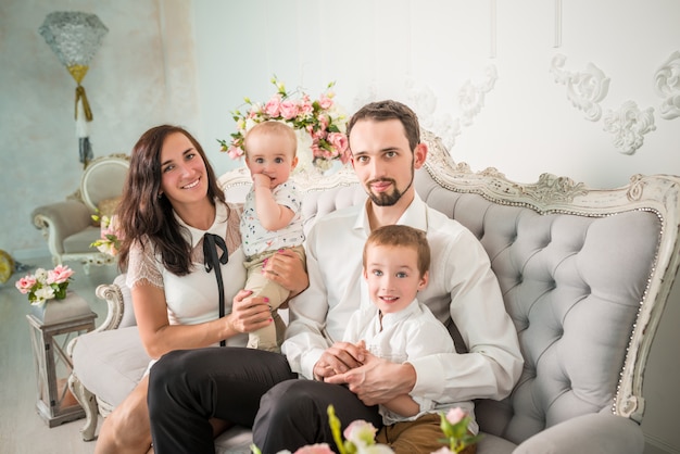 Heureux jeune papa maman famille et deux fils