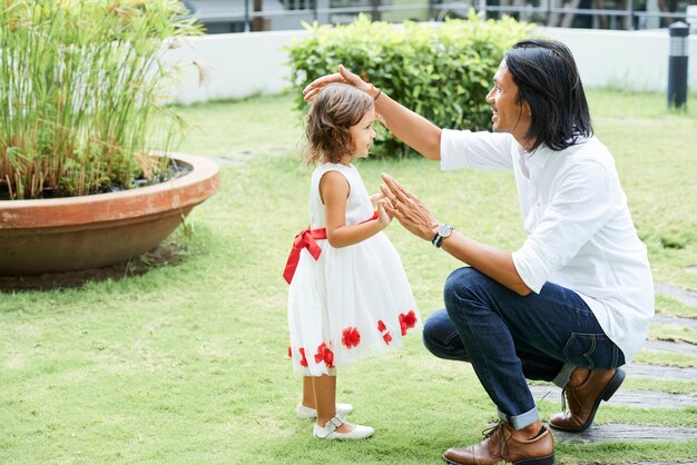 Heureux jeune père passant du temps avec sa belle petite fille le week-end