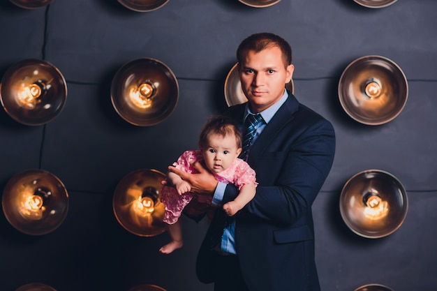 Photo heureux jeune père et son bébé