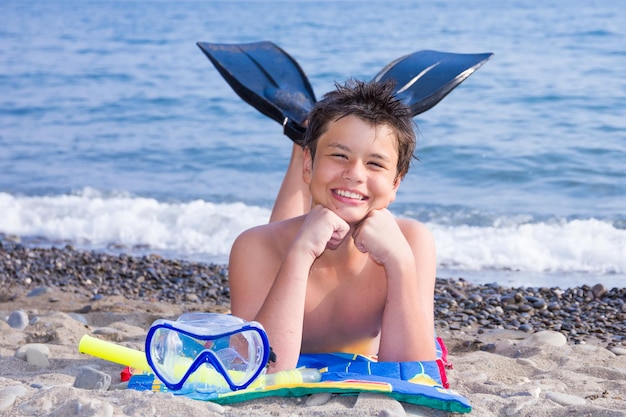 Heureux jeune plongeur sur la plage de la mer