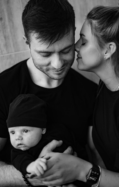 Heureux jeune portrait de famille Couple drôle avec bébé nouveau-né