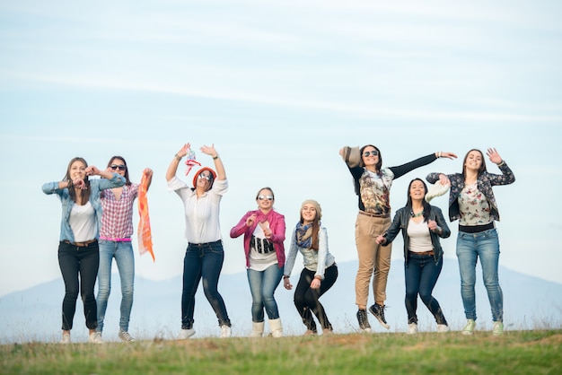 Heureux jeunes amis à la nature