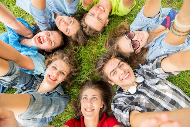 Heureux Jeunes Amis à La Nature