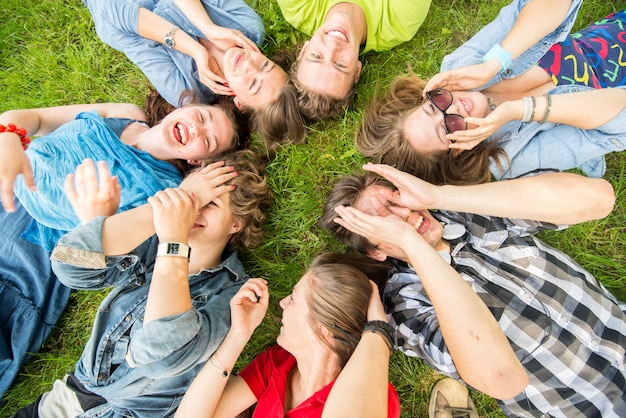 Heureux jeunes amis à la nature