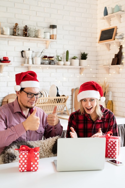 Heureux jeunes amis portant Bonnet de Noel