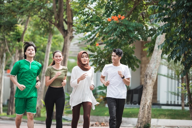 Heureux jeunes asiatiques exercent et échauffent