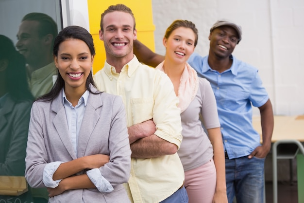 Heureux jeunes collègues au bureau