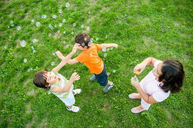 Heureux jeunes enfants profitant d'un voyage