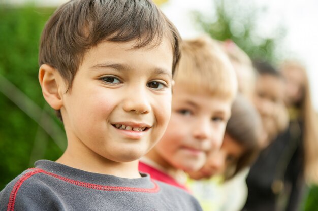 Heureux jeunes enfants profitant d'un voyage