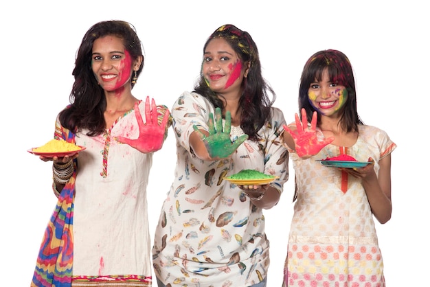 Heureux jeunes femmes s'amusant avec de la poudre colorée au festival des couleurs Holi