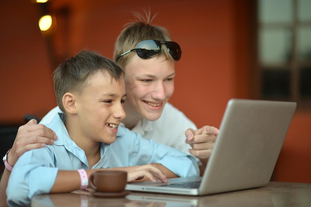 Heureux jeunes garçons à l'aide d'un ordinateur portable