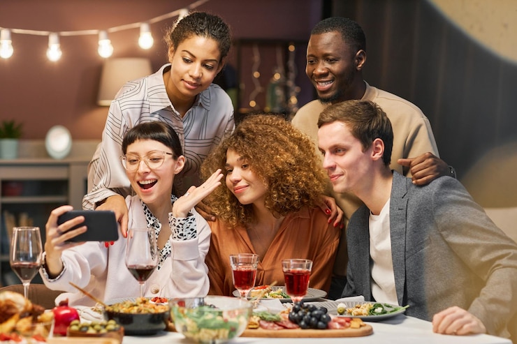 Photo heureux jeunes interculturels communiquant avec des amis par chat vidéo