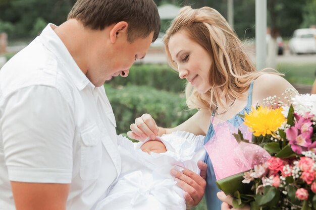 heureux jeunes parents avec bébé nouveau-né