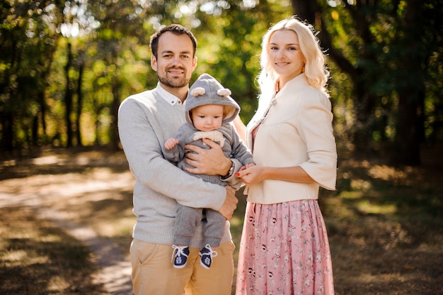 Heureux jeunes parents avec un joli bébé