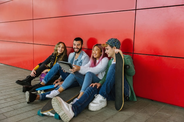 Heureux jeunes réunis à l'extérieur. Groupe d'adolescents joyeux s'amusant