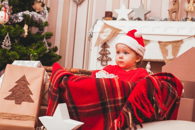 Heureux Joli Bébé Habillé En Costume Père Noël Avec Des Cadeaux De Noël