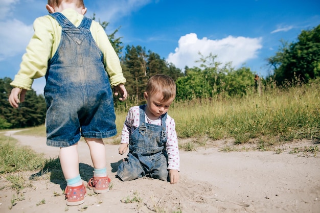 Heureux jumeaux soeurs bébés jouant avec sandx9