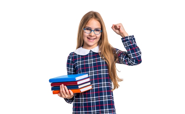 Heureux lecteur d'écolière avec pile de livres isolé sur fond blanc lecteur d'écolière