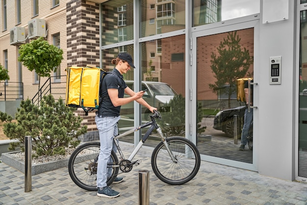 Photo heureux livreur à vélo a apporté de la nourriture