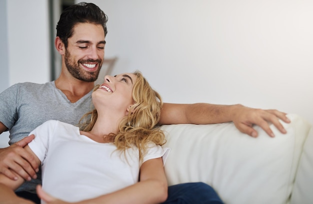 Heureux mari et femme vie heureuse Photo d'un jeune couple se détendre à la maison