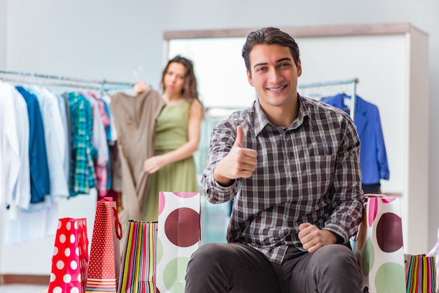 Heureux Mari Shopping Avec Sa Femme