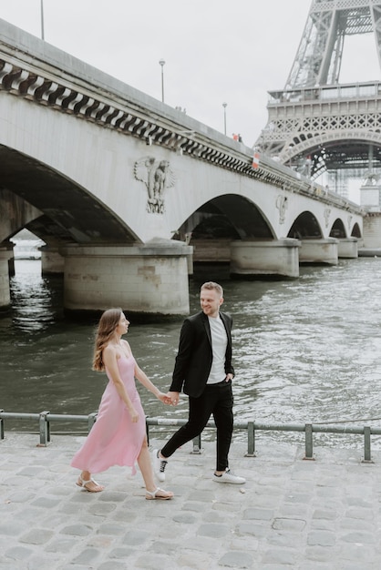 Heureux mariés appréciant leur mariage à Paris