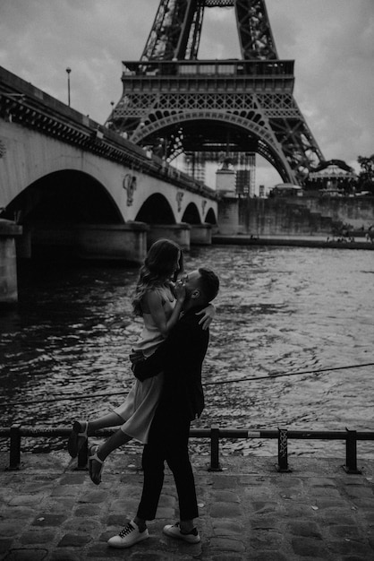 Photo heureux mariés appréciant leur mariage à paris