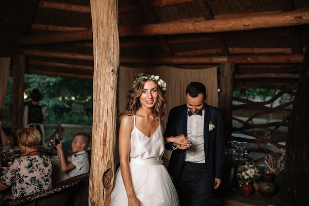 Heureux Mariés Et Leur Première Danse, Mariage Dans L'élégant Restaurant Avec Une Lumière Et Une Atmosphère Merveilleuses