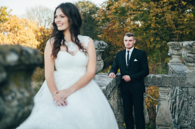 heureux mariés près du palais médiéval le jour de leur mariage