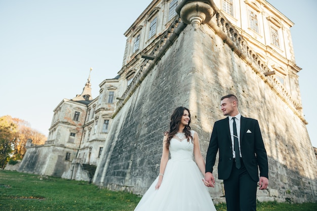 heureux mariés près du palais médiéval le jour de leur mariage