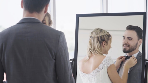 Heureux mariés en robe de mariée se préparent à se marier lors de la cérémonie de mariage. Amour romantique du couple homme et femme.