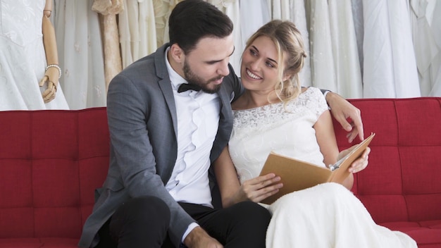 Photo heureux mariés en robe de mariée se préparent à se marier lors de la cérémonie de mariage. amour romantique du couple homme et femme.