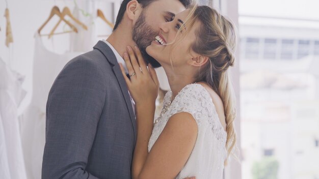 Heureux mariés en robe de mariée se préparer à se marier lors de la cérémonie de mariage