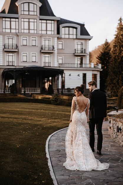 heureux mariés se promènent dans le parc verdoyant