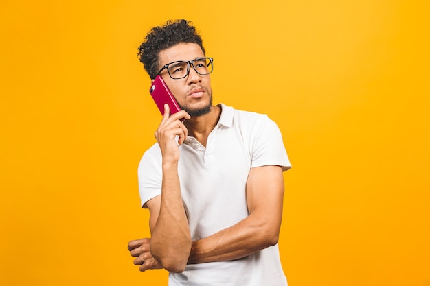 Heureux mec afro-américain parler au téléphone mobile