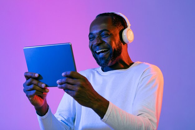 Photo heureux mec afro-américain tenant un pavé numérique dans ses mains