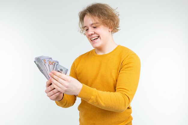 Heureux mec blond a gagné de l'argent sur un blanc