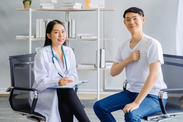 Heureux médecin et homme patient