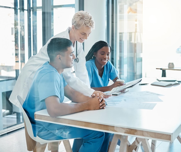 Photo heureux médecins et infirmières de la santé lors d'une réunion pour discuter de patients en bonne santé et de traitements réussis jeune médecin avec des étudiants en soins infirmiers en discussion sur le diagnostic médical