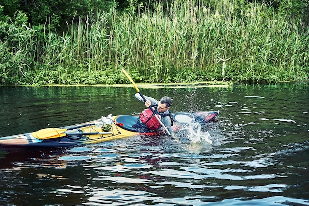Heureux meilleurs amis s'amusant sur un kayak. Kayak sur la rivière.