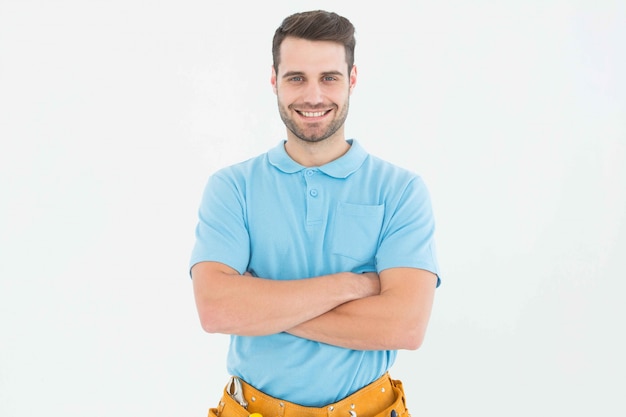 Heureux menuisier debout bras croisés