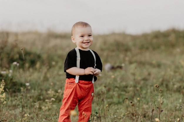 Heureux mignon petit bébé garçon souriant dans le champ