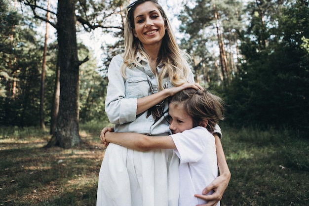 Heureux moments en famille avec des fils d'enfants dans une forêt