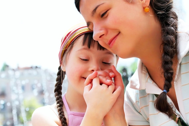 Heureux moments en famille - Mère et enfant s'amusent.