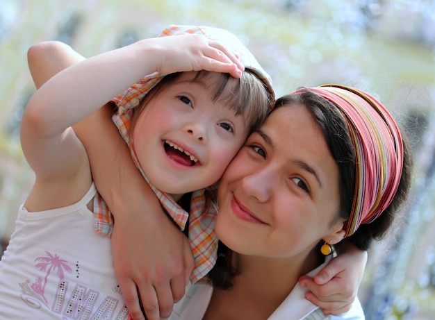 Heureux moments en famille - Mère et enfant s'amusent.