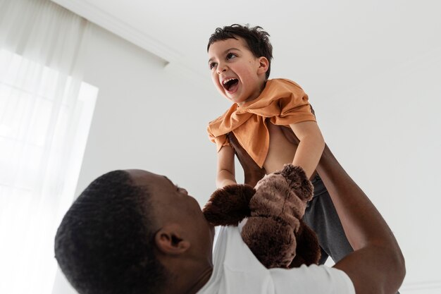 Heureux papa élevant son fils en jouant